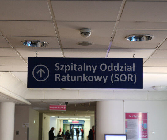 Oznakowanie Szpitalnego Oddziału Ratunkowego (SOR) w szpitalu